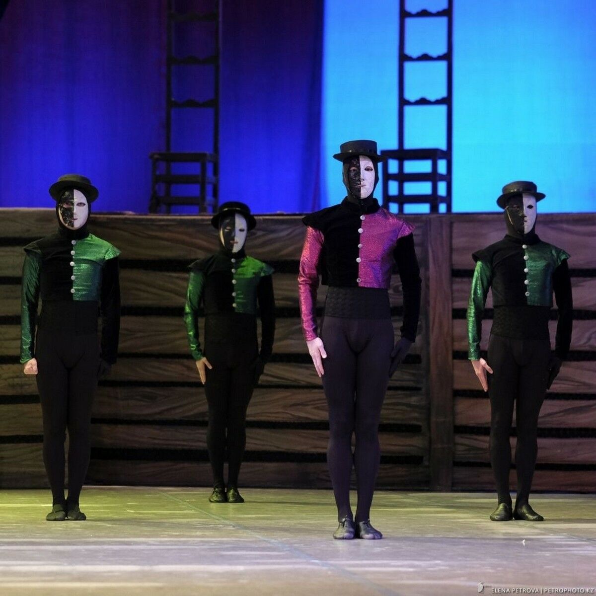 Красная дорожка, зелёный свет театру