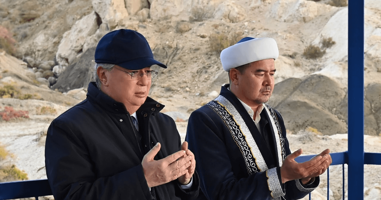 Токаев посетил мечеть Бекет-ата в Мангистау и побеседовал с местными аксакалами