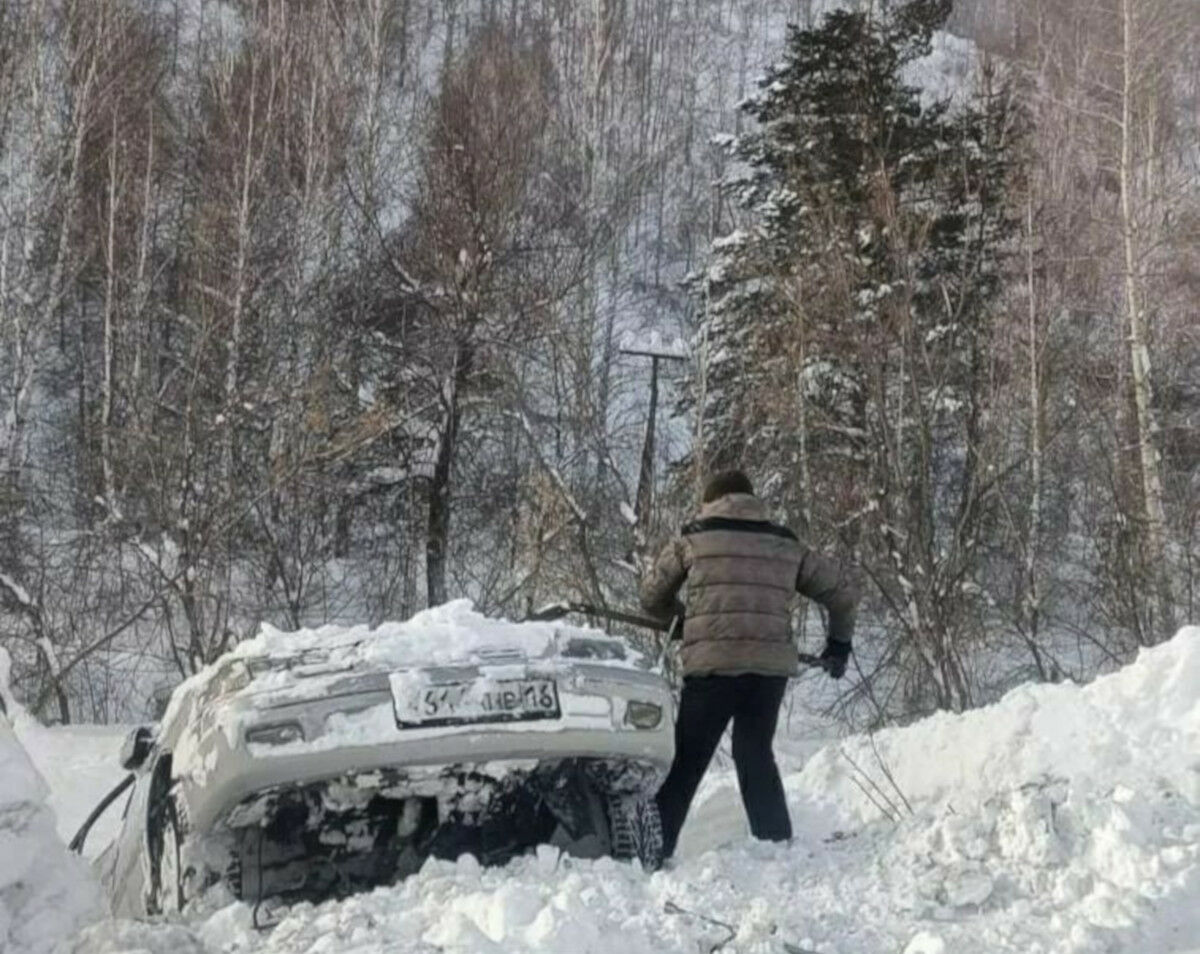 Идут лавины одна за другой...