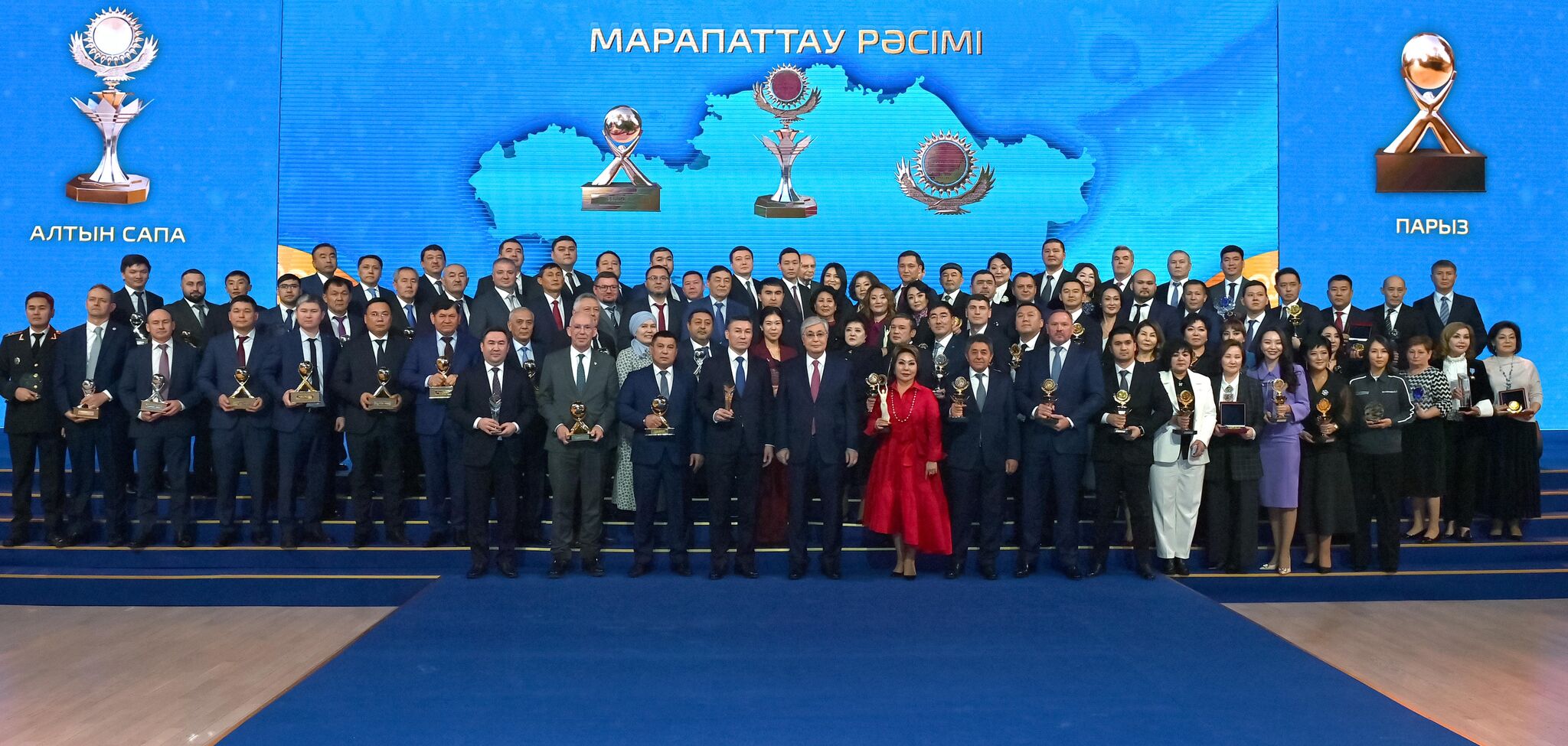 Глава государства принял участие в церемонии награждения лауреатов премий «Алтын сапа» и «Парыз»