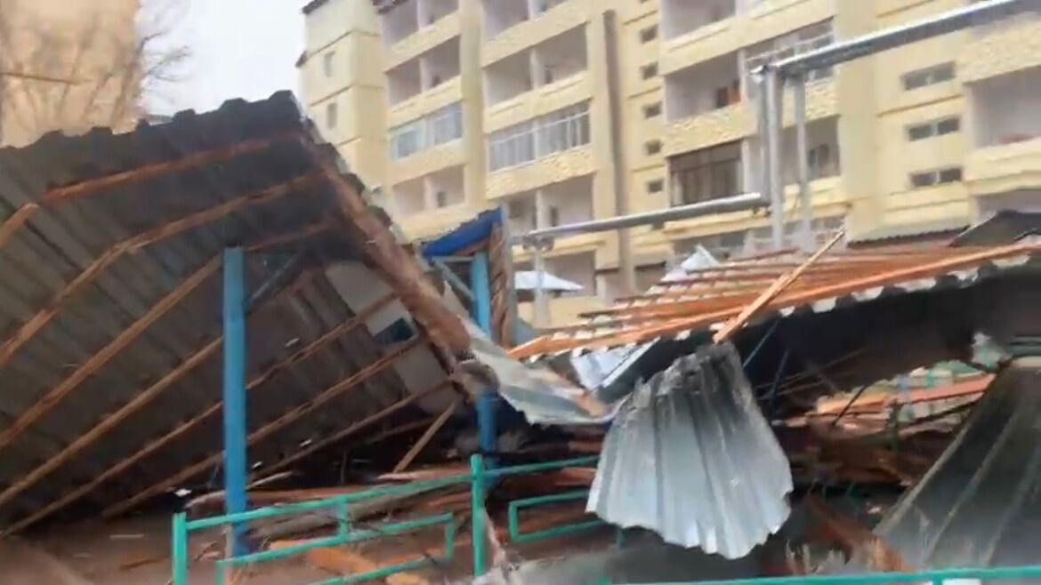 В Каратау сильным ветром снесло кровлю многоэтажных жилых домов