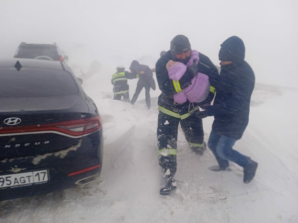 В плену снегопада оказались сотни людей