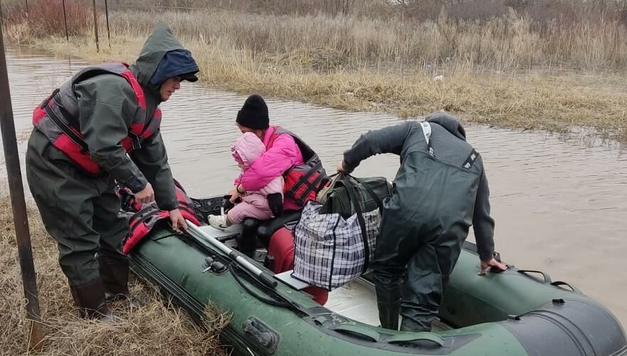 Более 70 взрослых и около 50 детей эвакуировали с зоны подтопления в Актюбинской области