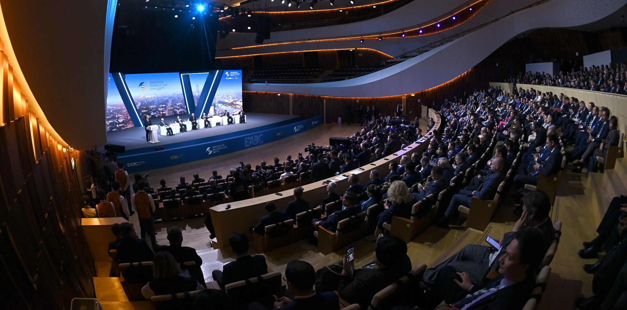Глава государства принял участие во II Евразийском экономическом форуме