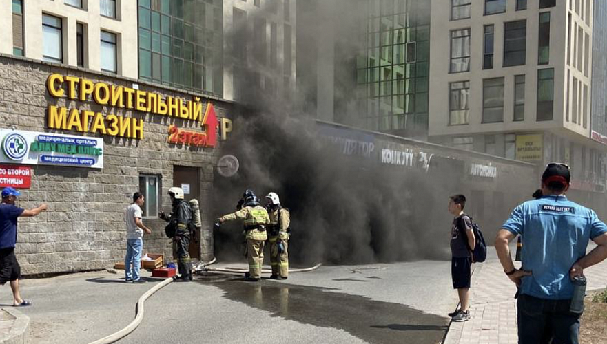 Внизу в зале стали тушить огни