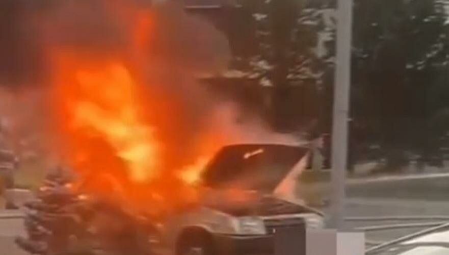 Автомобиль загорелся во время движения в Усть-Каменогорске