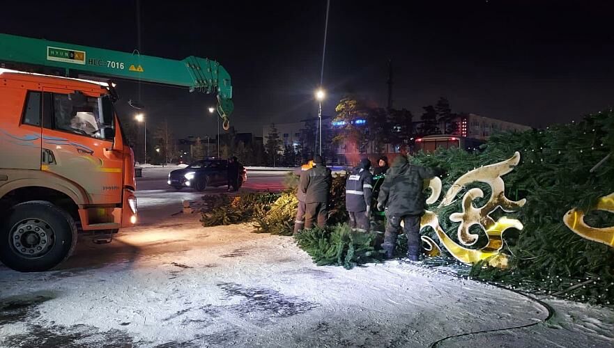 Новогоднюю елку снесло штормовым ветром в центре Павлодара