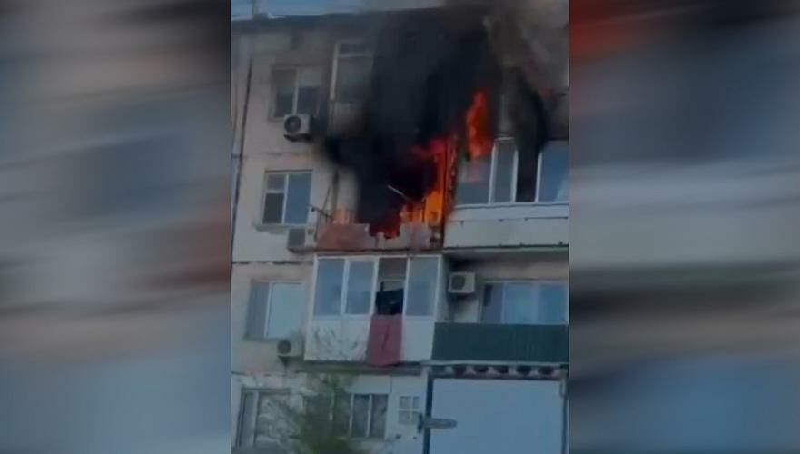 60 человек эвакуировали из горящего дома в Атырау