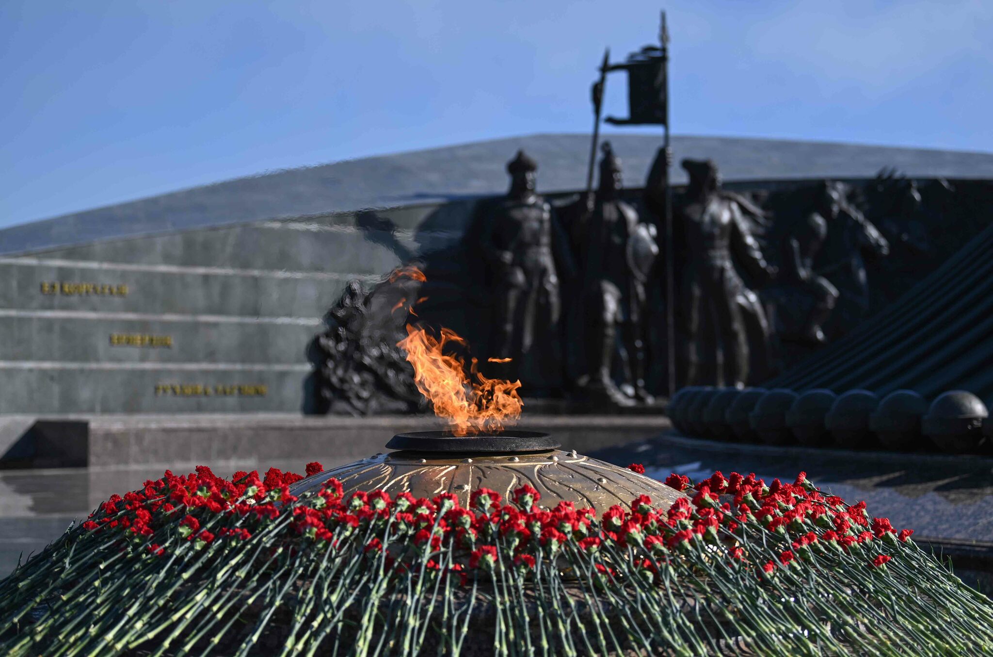 Президент возложил цветы к монументу «Отан Ана» – Фото №12