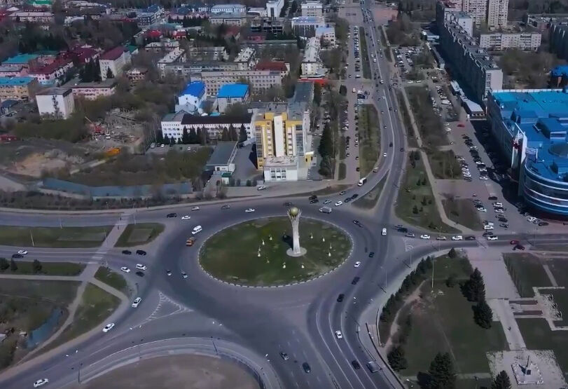 А стела всё-таки просела