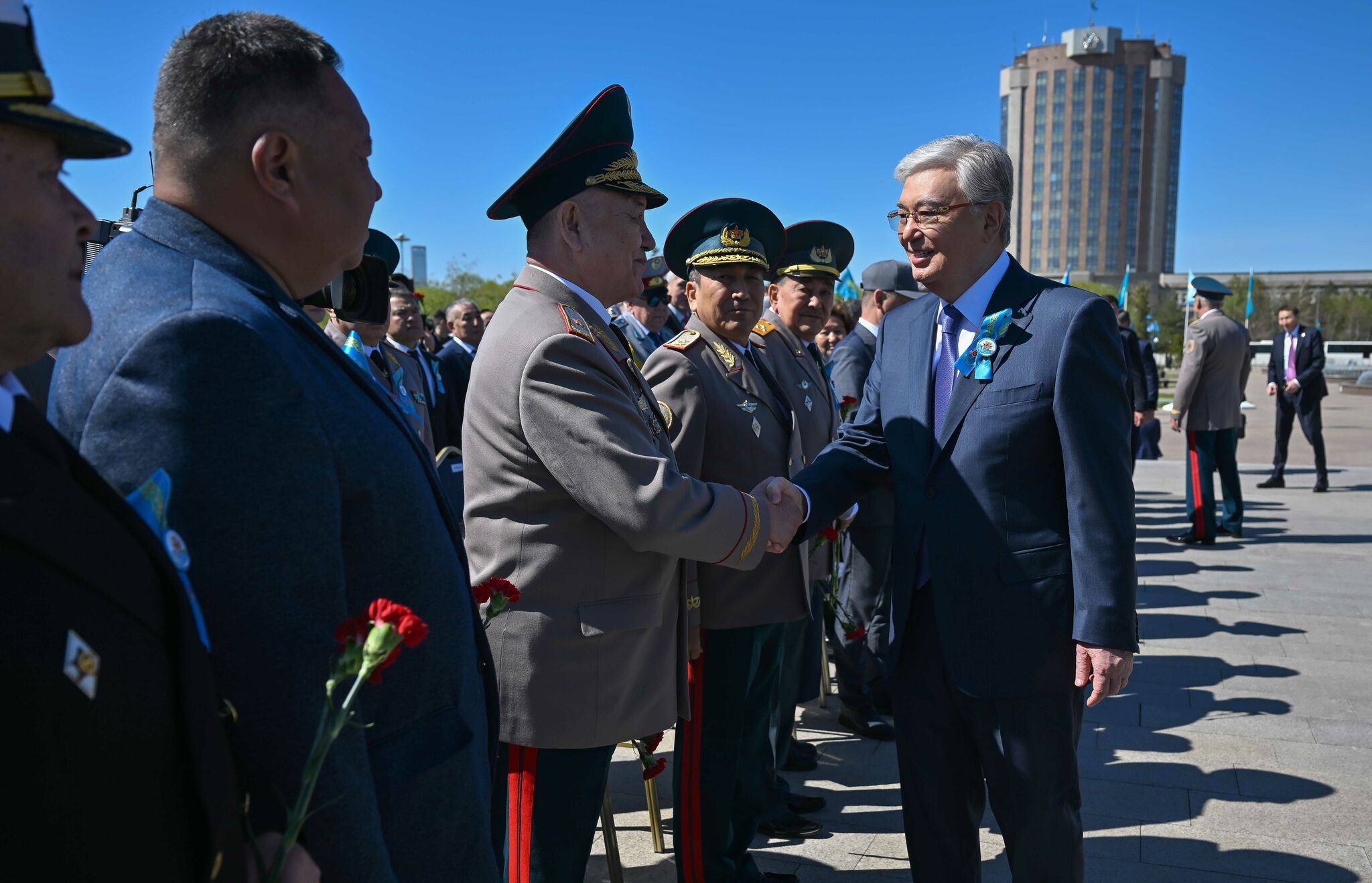 Президент возложил цветы к монументу «Отан Ана» – Фото №9