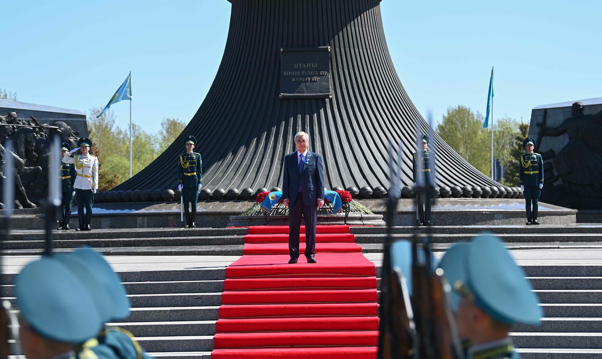 Президент возложил цветы к монументу «Отан Ана» – Фото №2