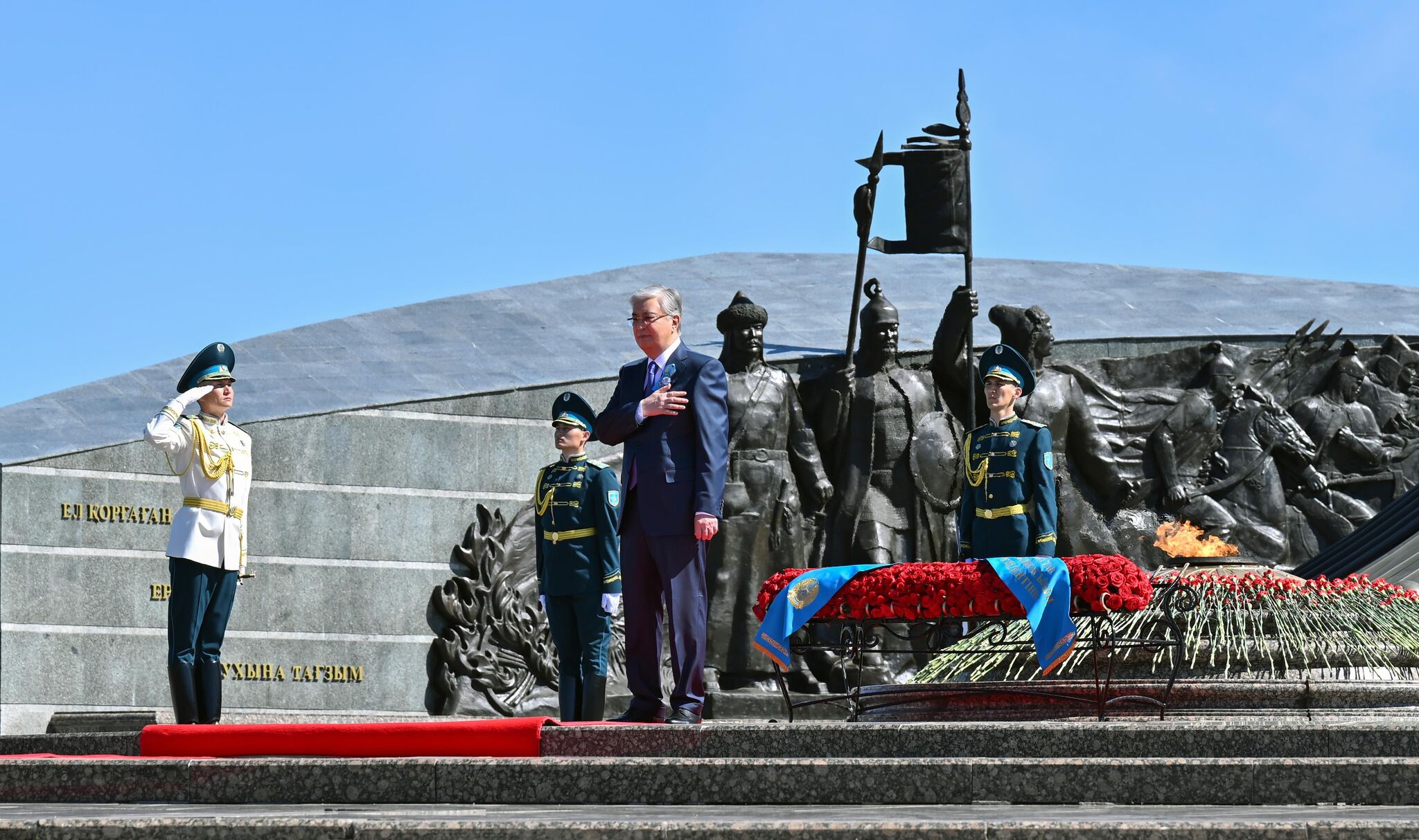 Президент возложил цветы к монументу «Отан Ана» – Фото №1