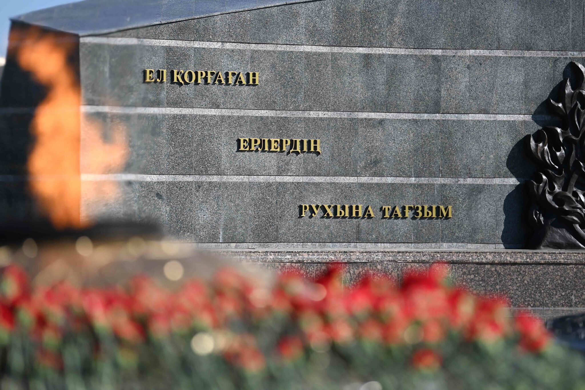 Президент возложил цветы к монументу «Отан Ана» – Фото №11