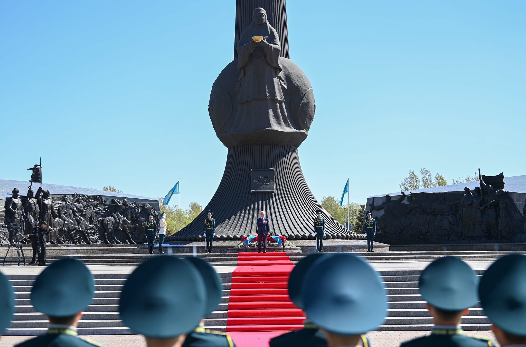 Президент возложил цветы к монументу «Отан Ана» – Фото №13