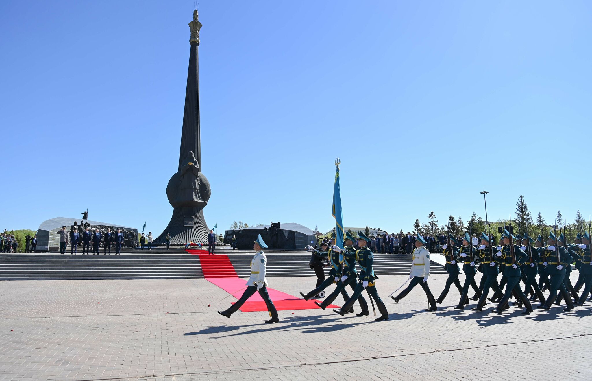 Президент возложил цветы к монументу «Отан Ана» – Фото №10