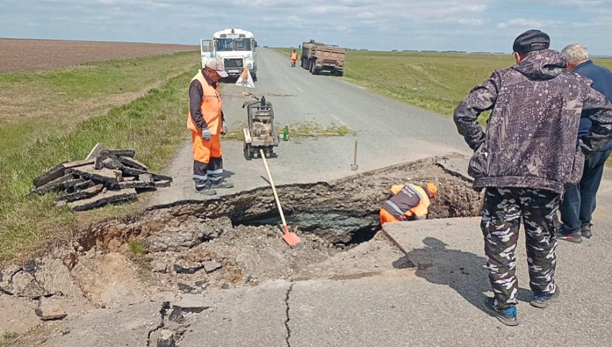 КАМАЗ провалился в яму на трассе в Костанайской области