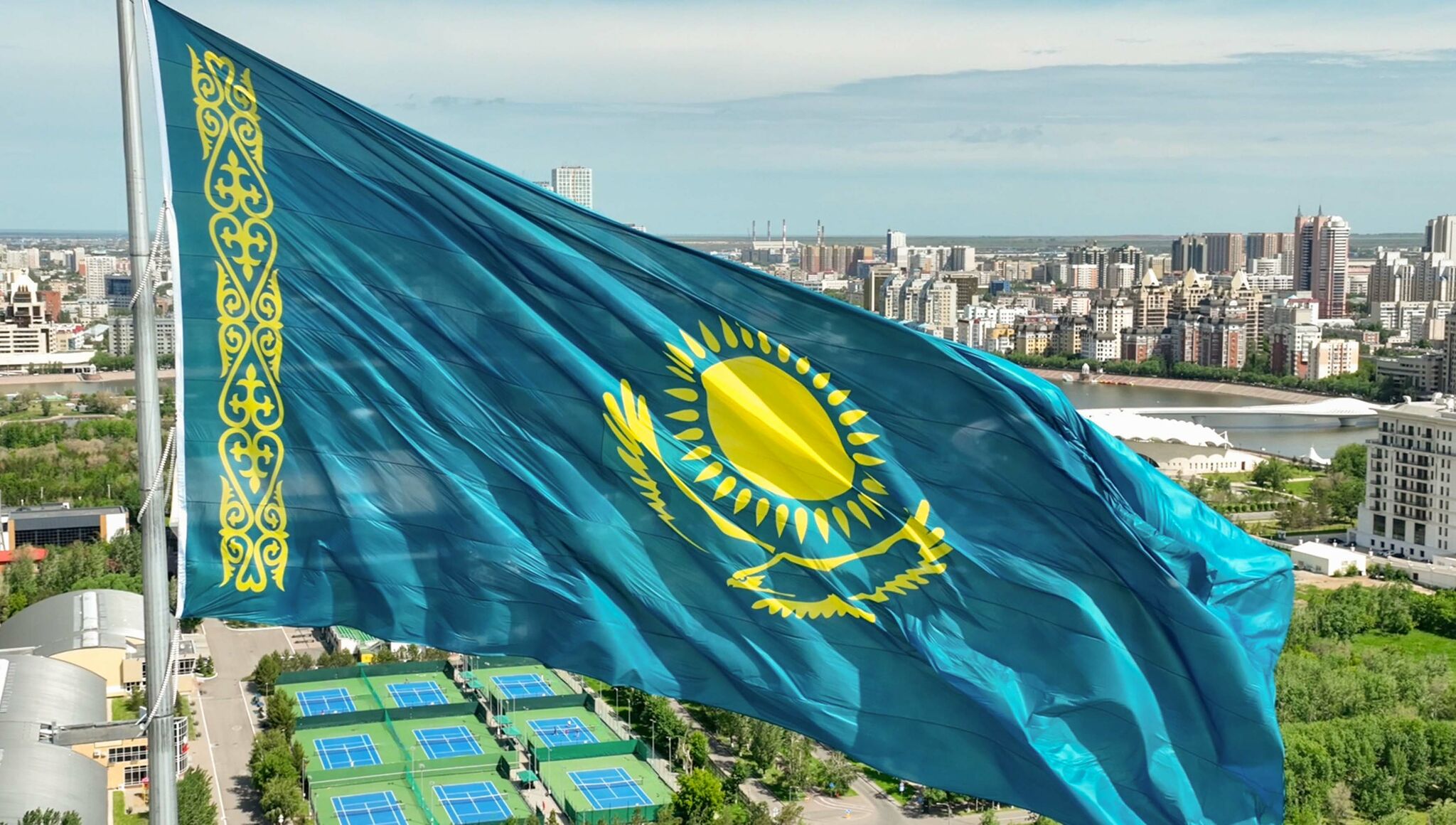 Касым-Жомарт Токаев: Почитать флаг — священная обязанность каждого гражданина