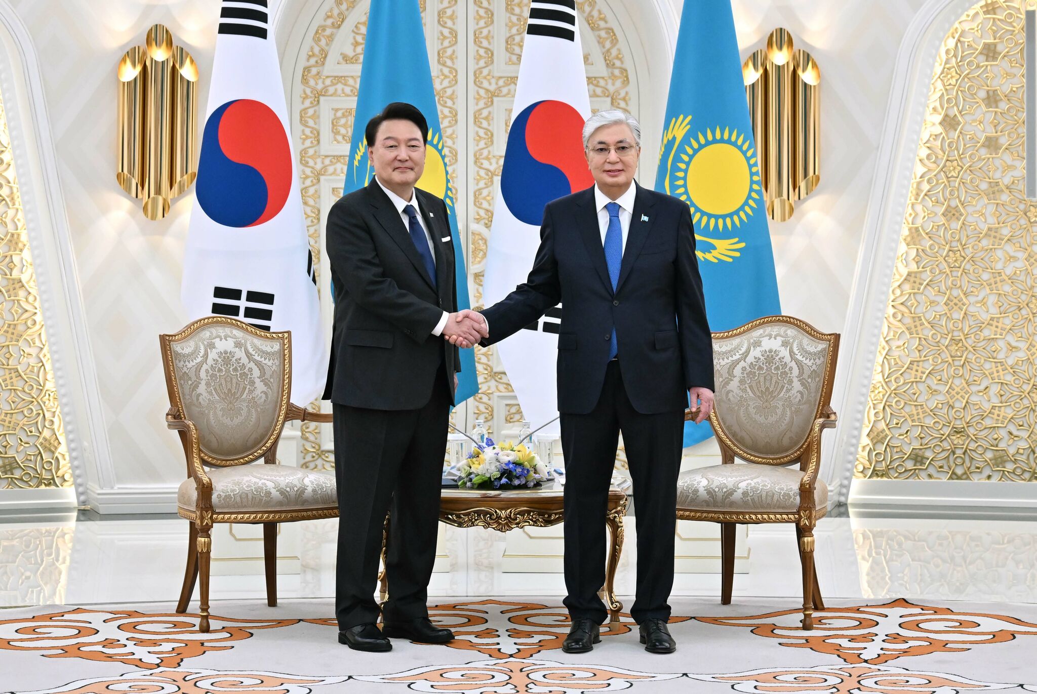 Токаев провел переговоры с президентом Южной Кореи