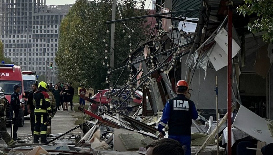 Шесть человек пострадали и четыре газбаллона вынесли на месте пожара в астанинском кафе