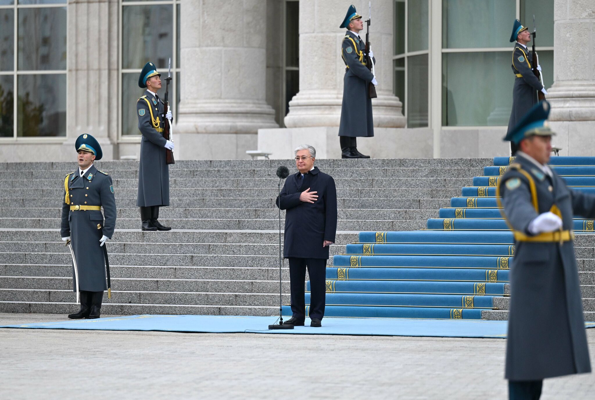 Президент принял участие в церемонии поднятия Государственного флага