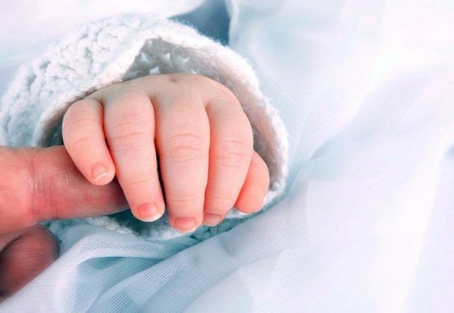 Новорожденную девочку нашли в подъезде в Алматы: Полиция ищет мать