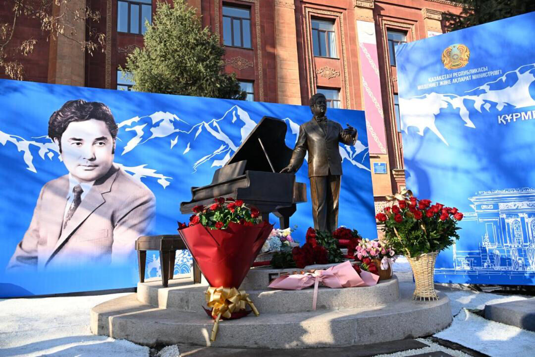 Надо мной синяя высь