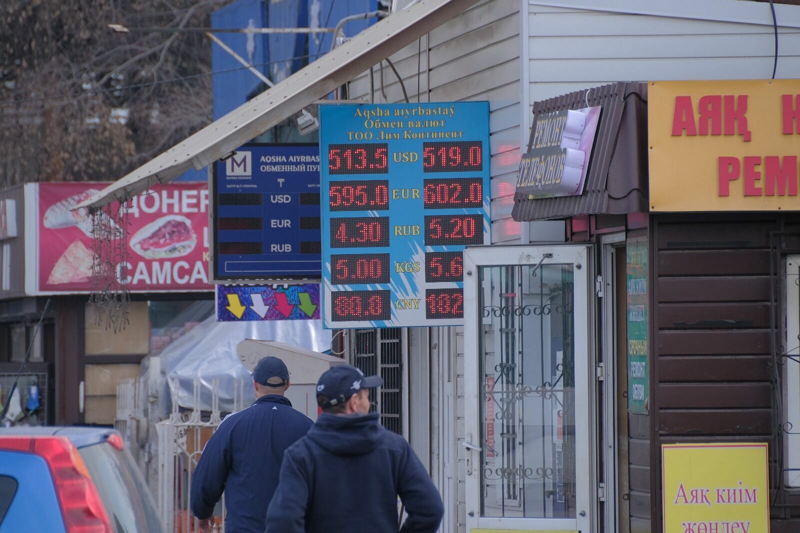 Разницу между покупкой и продажей доллара в 7 тенге и евро – в 10 тенге установил Нацбанк