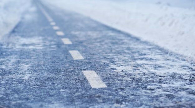 Движение ограничили в двух областях из-за непогоды в Казахстане