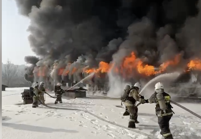 Штаб пожаротушения создали на месте возгорания склада в Алматы