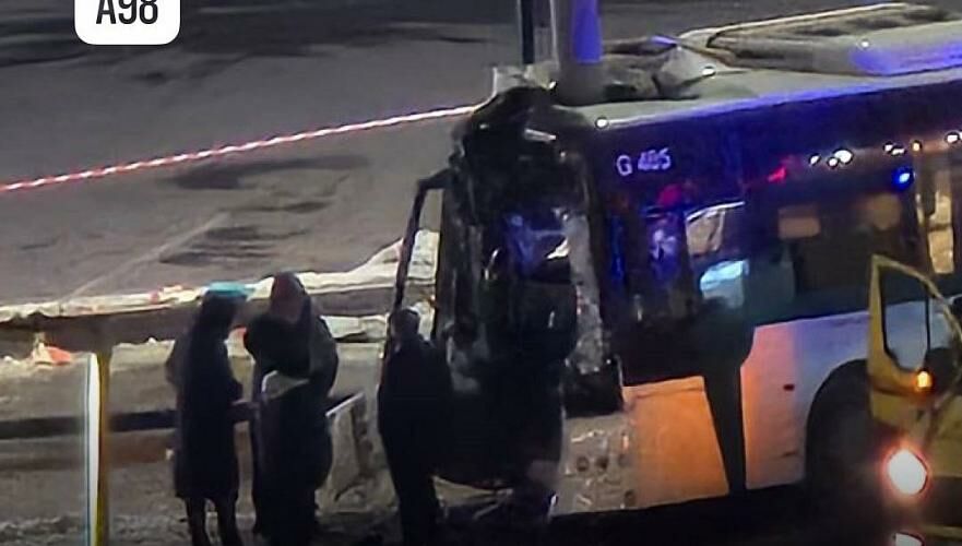 Столкновение автобуса со столбом в Астане: Четверым пострадавшим потребовались операции