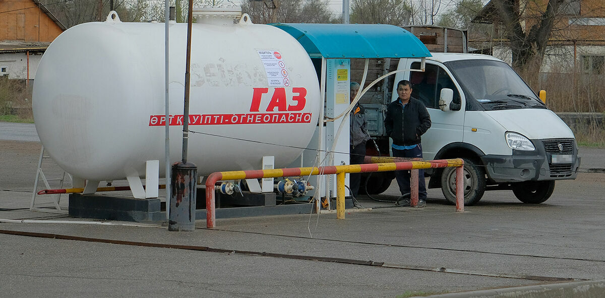 До полутора раз выросла цена литра газа для автомобилей на заправках в Казахстане