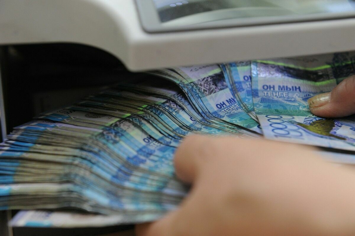 На 380 млрд тенге сократились кредиты банковского сектора бизнесу за январь – Нацбанк