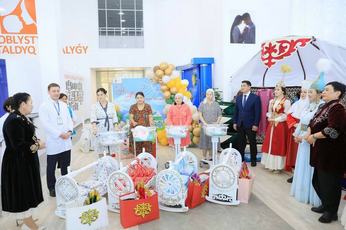 Из роддома с колыбелькой