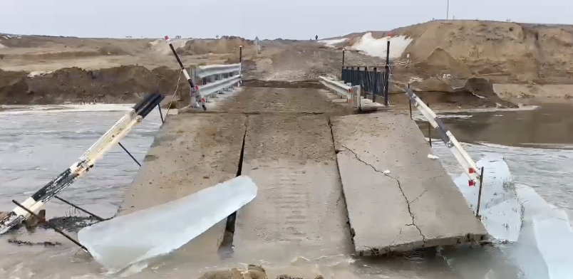 Обильное снеготаяние на реке Шидерти размыло грунт автодороги в ЗКО