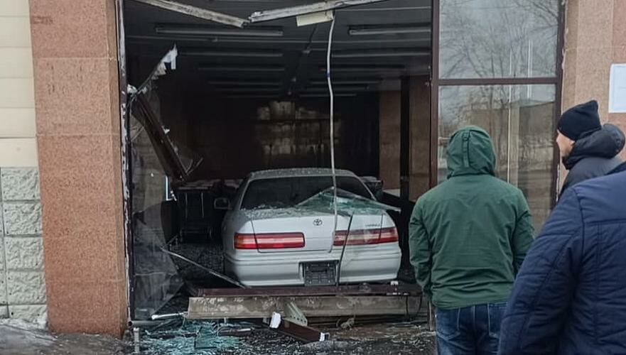 Автомобиль влетел в SMALL в Павлодаре