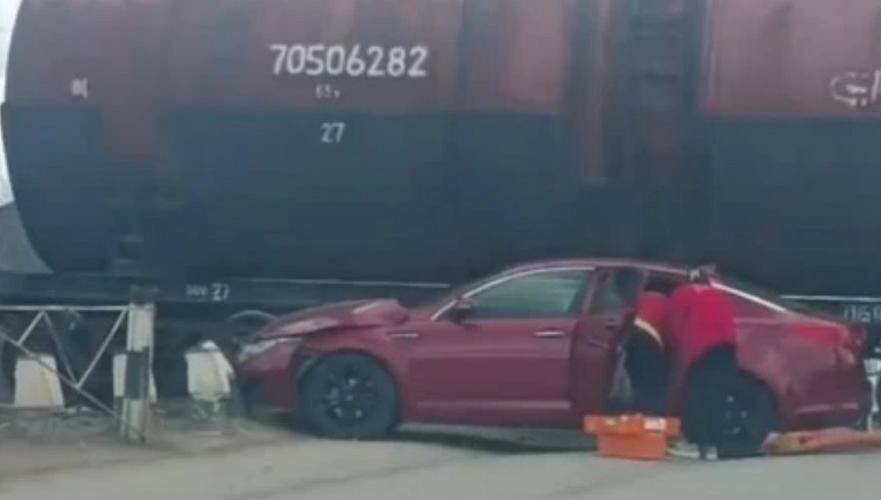 Автомобиль врезался в грузовой поезд в ЗКО