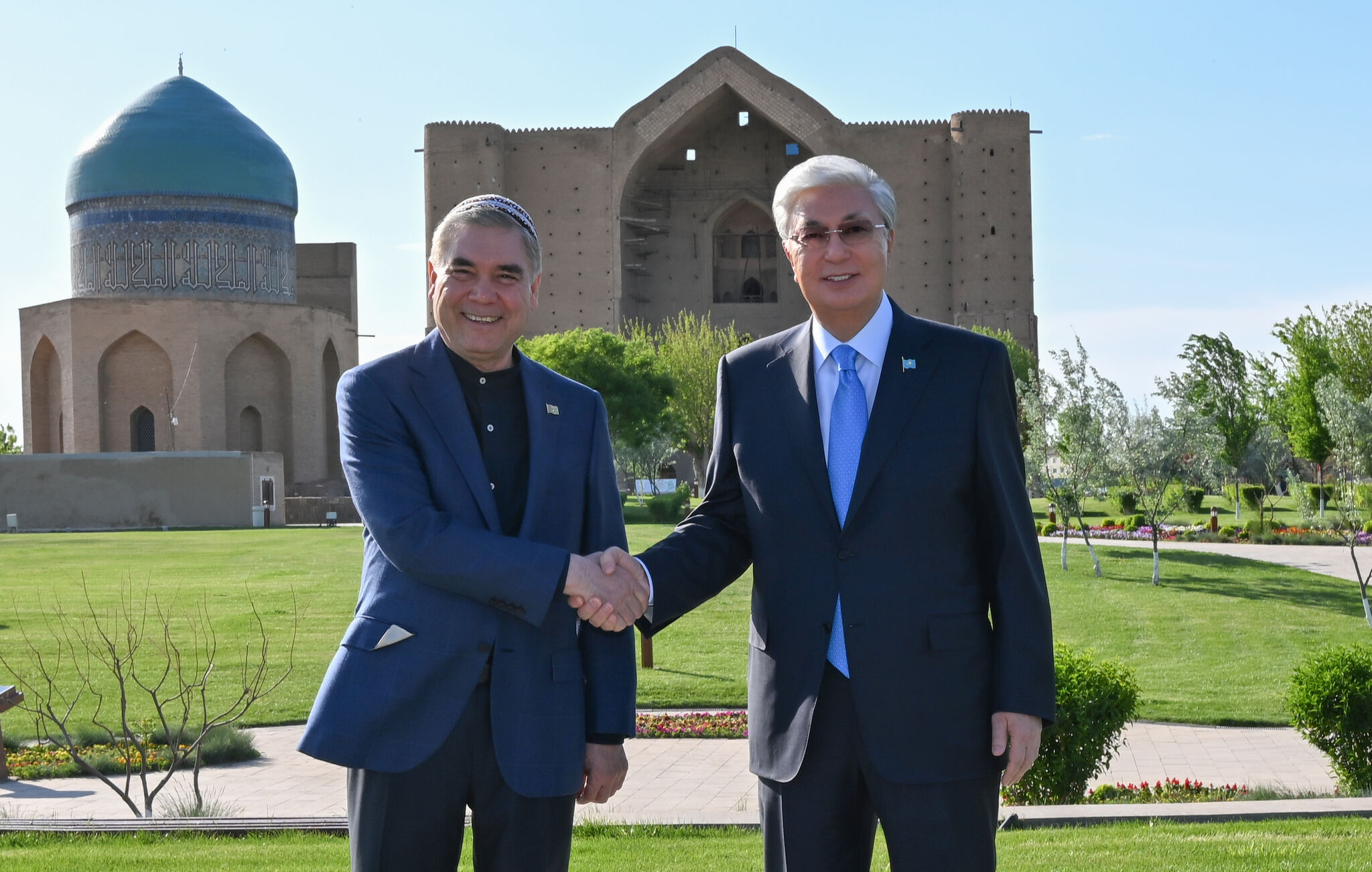 Токаев и Бердымухамедов посетили мавзолей Ходжи Ахмеда Яссауи