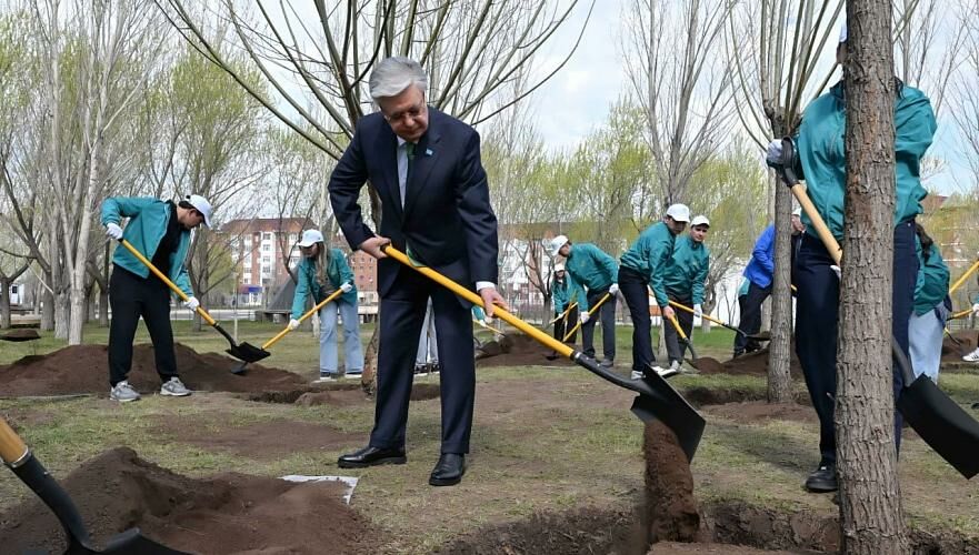 Глава государства посадил дерево в парке «Жастар»