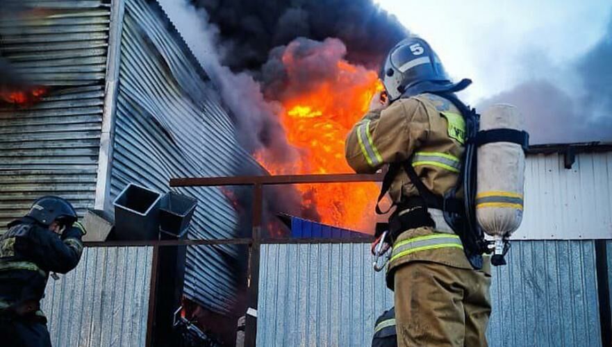 Крупный пожар повышенного ранга в ангаре с автозапчастями потушили в Астане