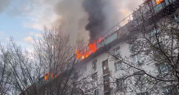 50 человек эвакуировали из-за крупного пожара в общежитии в Астане