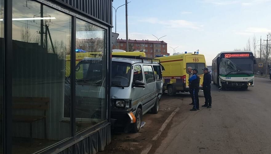 Микроавтобус с малышами врезался в остановку в Косшы, семеро детей госпитализированы