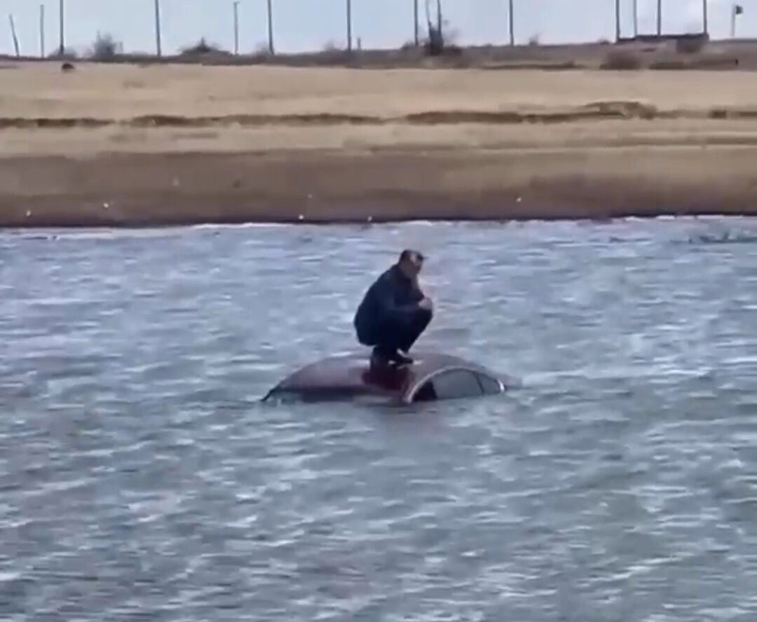 На крыше  авто своего