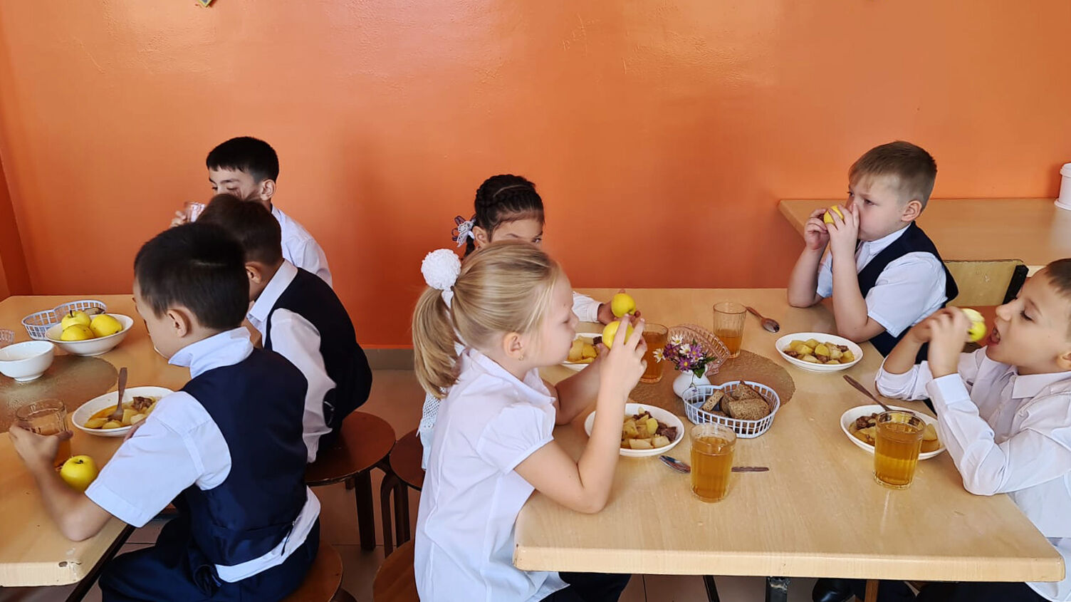 Чем и как кормят в “комфортных школах”?