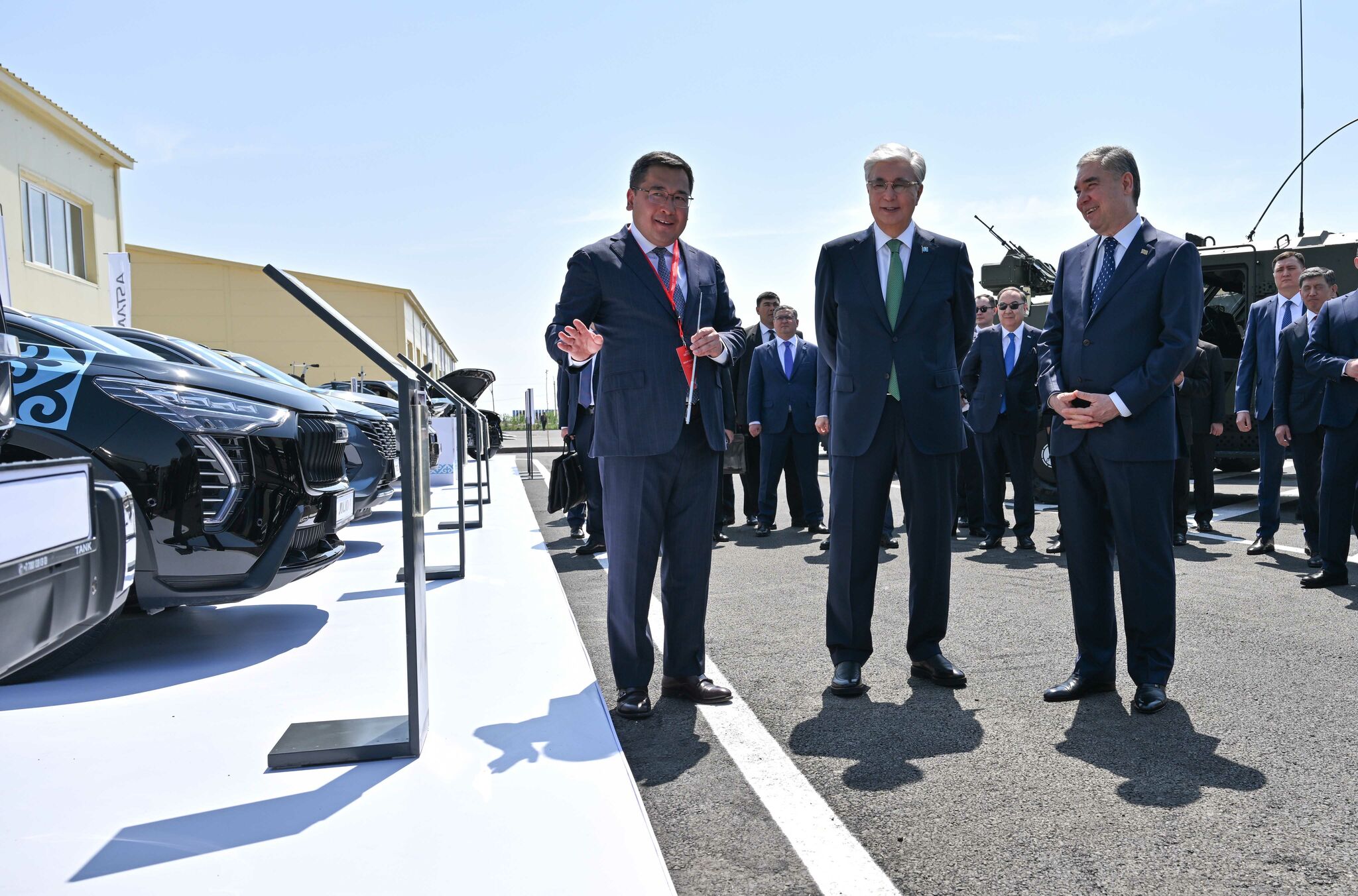 Касым-Жомарт Токаев и Гурбангулы Бердымухамедов осмотрели промышленную выставку