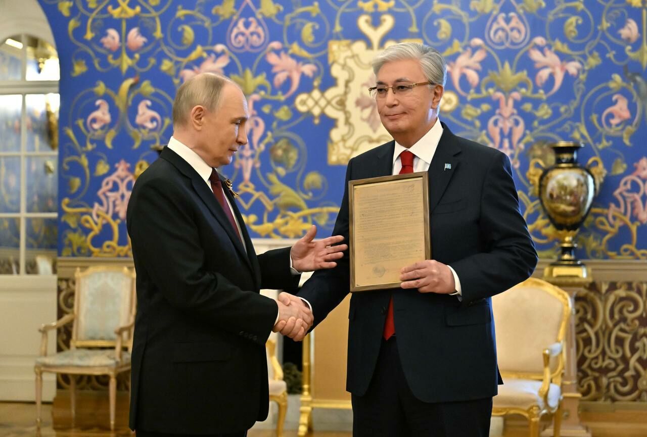 Путин вручил Токаеву наградной лист на Героя Советского Союза для его отца