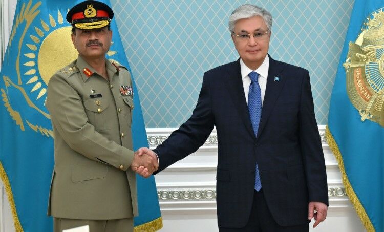 Токаев принял главнокомандующего сухопутными войсками вооруженных сил Пакистана
