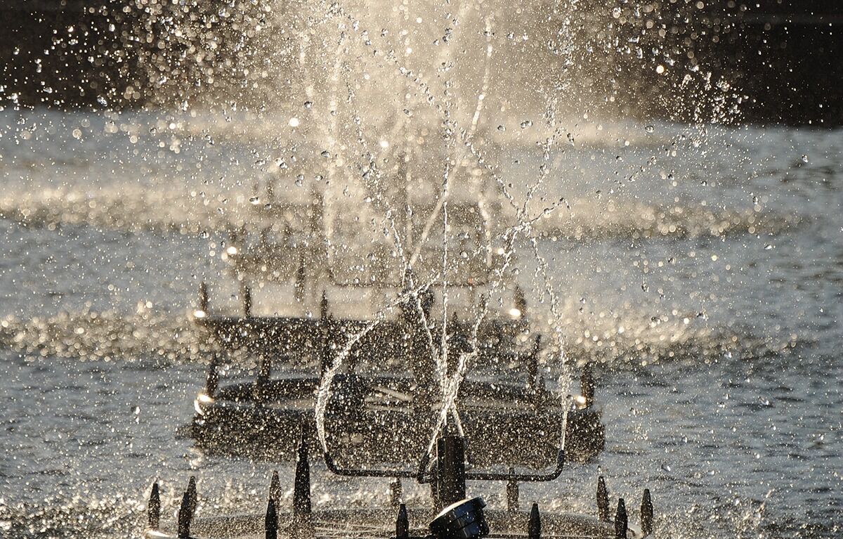 Бьёт не струя,  а ток