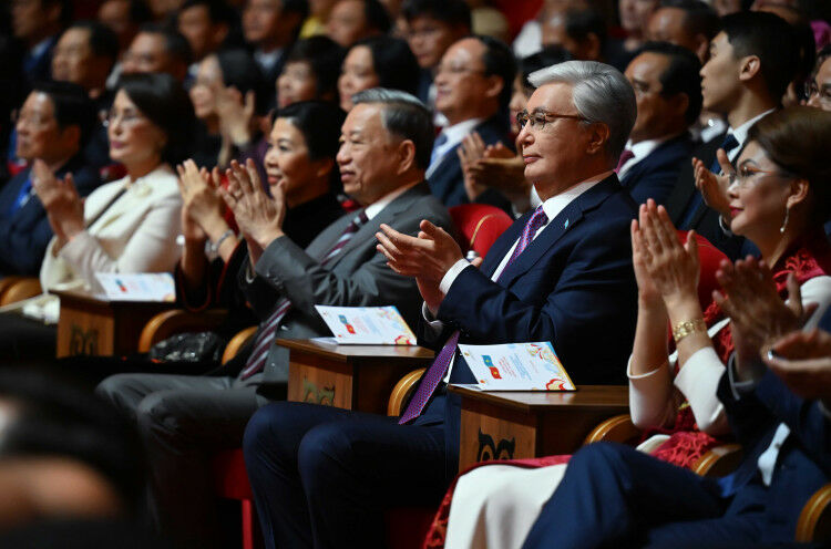 Касым-Жомарт Токаев и То Лам посетили концерт в рамках Дней культуры Вьетнама в Казахстане.