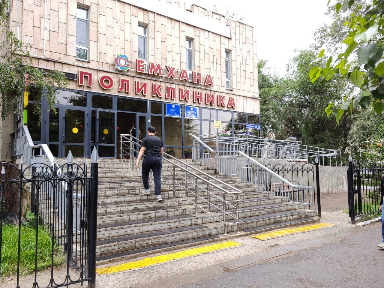 А пациент  грустит  в сторонке